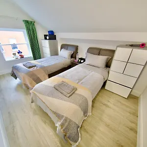  Homestay Mary St House 3b